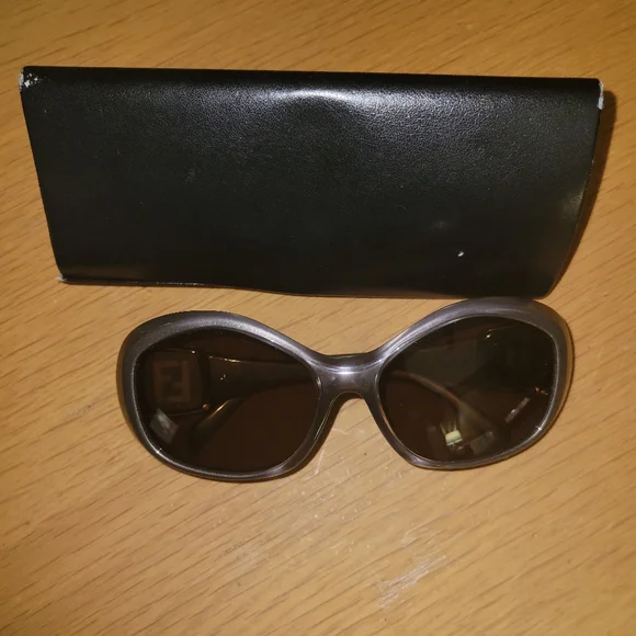 Fendi sunglasses and case - Picture 7 of 7